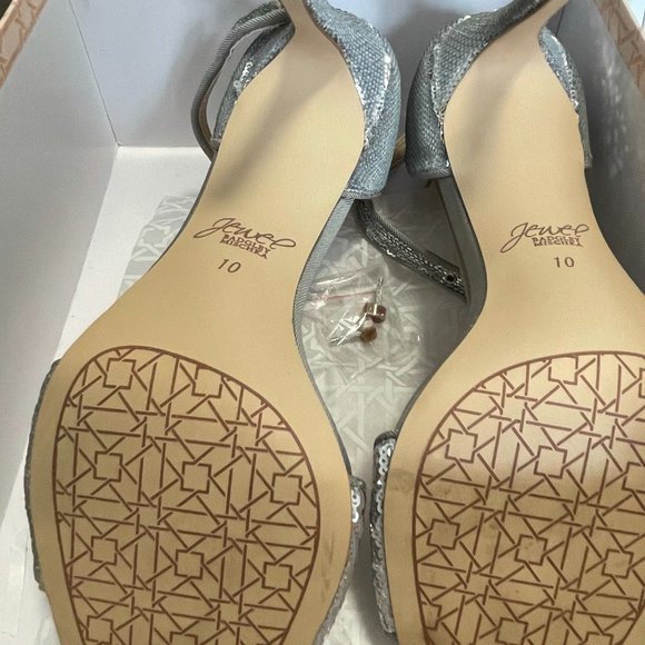 Gorgeous Silver Sequin Pumps Badgley Mischka - Picture 3 of 7